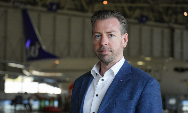FØLGER SITUASJONEN: Pressesjef John Eckhoff sier at det ikke bestandig er mulig å sikre god nok avstand mellom passasjerene på avgangene som er fullbooket. Foto: NTB Scanpix FØLGER SITUASJONEN: Pressesjef John Eckhoff sier at det ikke bestandig er mulig å sikre god nok avstand mellom passasjerene på avgangene som er fullbooket. Foto: NTB Scanpix